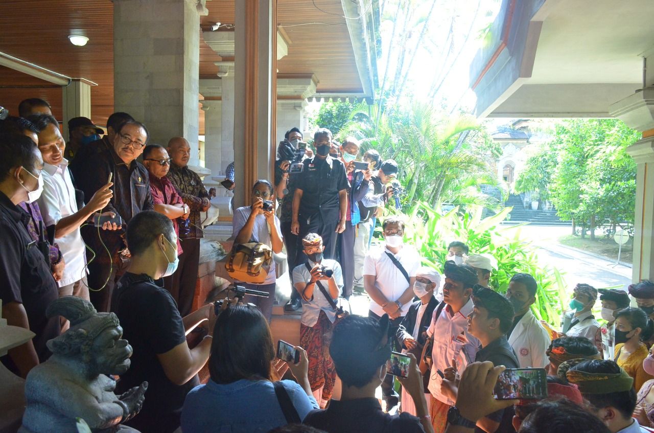 podiumnews.com-Terima Aspirasi Alumni SMA/SMK Bali Mandara, DPRD Bali Sebut Prioritaskan Siswa Miskin